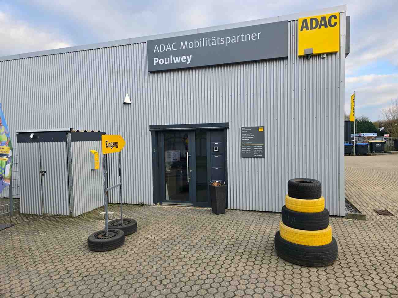 Bild eines Servicecenters mit mehreren Bereichen für Kundenservice und Unterstützung.